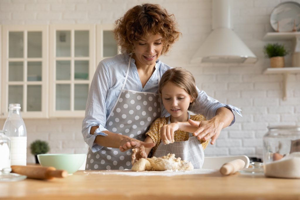 The Benefits of Baking with Kids – CCParent